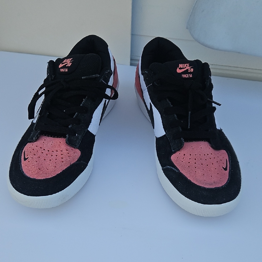 Nike Women's Black and Pink Sneakers
